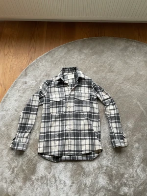  Over shirt-Skjorta - En tjusig och skön over shirt-skjorta från A Day’s March. Storlek: S oversized