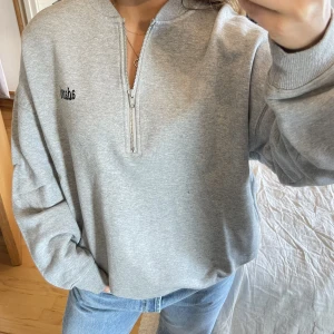 Adanola grå sweater - Adonala grå zip sweater som är dunder skön💓Oversizad i storleken! 