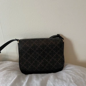 By Malene Birger  - Malene Birger axelremsväska. Jag köpte den begagnad, men den är i väldigt fint skick. 