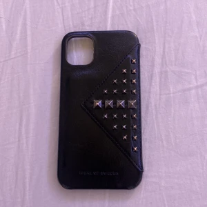 Ideal of sweden mobilskal - 🔴TRYCK INTE PÅ ”KÖP NU”🔴Man kan öppna en liten ficka och lägga sina kort där i (bild 3). Det är lite lite av skinnet som har lossnat i kanten (bild 3). Har använt det i ca 1 månad. Nypris 699:- mitt pris 300:- Priset kan diskuteras