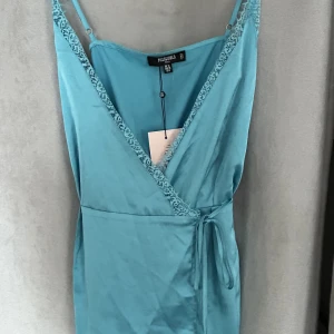 Linne - Linne i satin, med knyt fram. Aldrig använd🥰