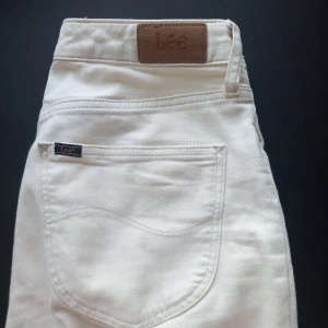 Lee jeans - Äggvit/beiga raka, tajta jeans, låg midja. Skicket är mycket bra, inte så gamla!🩵 Sitter som S ungefär, men står endast i siffror.