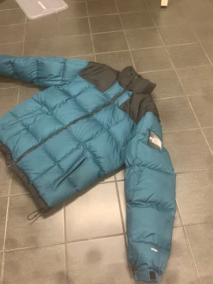 NORTH FACE PUFFER JACKET - NORTH FACE 1980 LHOTSE JACKET  Jag säljer min north face Jacka jag köpte innan vintern 2021 och har använt den väldigt sparsamt. Väldigt bra jacka för dig som vill ha en varm och prisvärd jacka. Köpte den för 2.800kr hos Asos.  Tar emot bud. Hit me up!