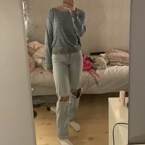 Jeans - Jeans med hål på knäna från Gina och väldigt sparsamt använda, midwaist💙