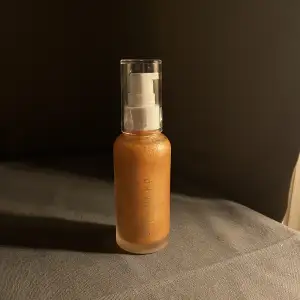 Glittrig body oil från Na-Kd 55ml endast testad. I färgen bronze! Frakt tillkommer 