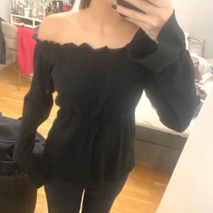 Topp - Jätte fin topp köpt secondhand. Skulle säga att den passar allt från xs-m och jag själv är en s ( frakt tillkommer)