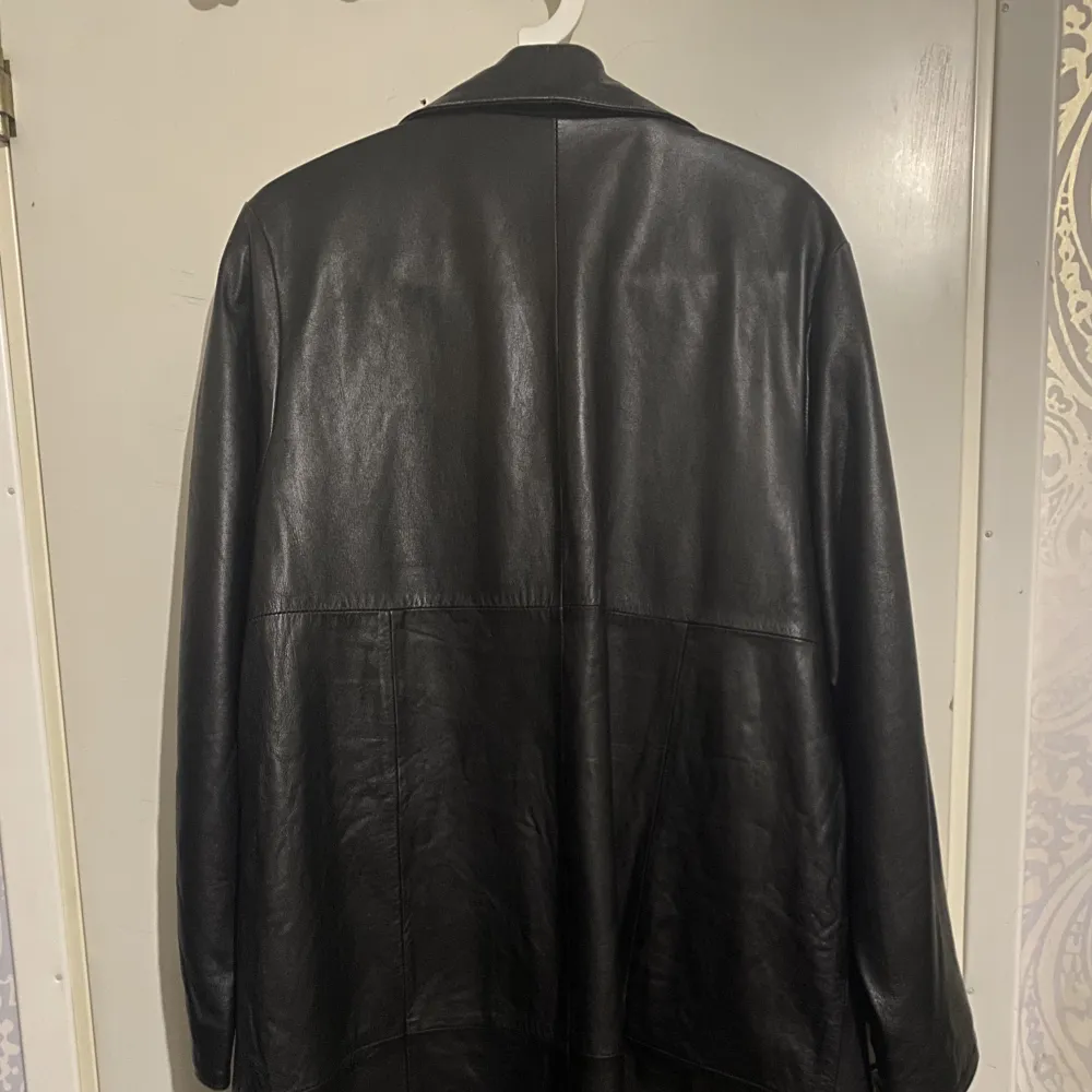 Selling this hella cool and long vintage leather jacket. Price can be discussed . Jackor.
