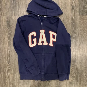 Ziphoodie - Ziphoodie från GAP, inga fläckar eller liknande förekommer! Vid intresse tveka inte på att höra av dig! Vid eventuellt köp står köparen för frakten och betalning sker innan varan skickas!🤗 Priset kan diskuteras ☺️