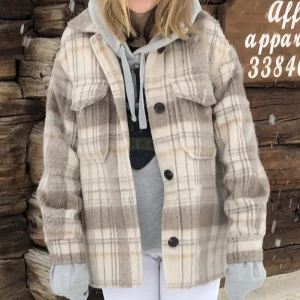 Kappa från bershka  - Jättesöt rutig kappa från bershka💞 Den är lite nopprig på vissa ställen (se bild 3), men annars är den i bra skick. Säljer då den inte kommer till användning längre. Möts i Stockholm men kan även frakta. Skriv för fler bilder! 