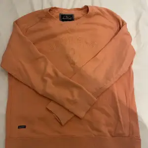 Morris Sweatshirt - Aprikos Size XL Skick: 8/10, ett litet hål vid bröstet