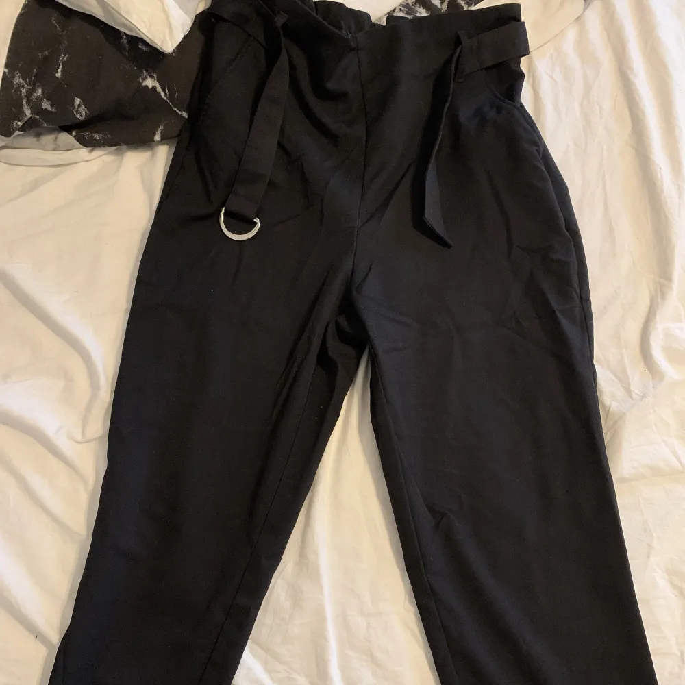 Snygga svarta kostymbyxor från hm i storlek 42 med tillhörande skärp! Bara använda ett fåtal gånger. Frakt tillkommer.. Jeans & Byxor.