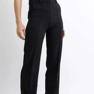 Madlady kostymbyxor  - Hej! Säljer mina madlady kostymbyxor, använder dem inte. Nypris 599 och nästintill slutsålda hela tiden De är den långa modellen strl 38