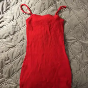 En röd tajt snygg klänning i storlek XS😍