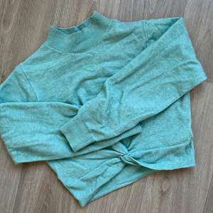 Jättefin grön finstickad tröja från & Other Stories i storlek XS!