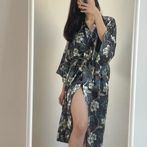 Morgonrock satin - Blommig satin morgonrock. Superfin men säljer den för att den är för lång på mig. Den är precis under knäna på mig som är 163cm. Har storlek 36.