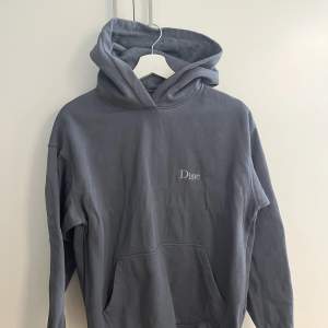 Blå grå hoodie från Dime i väldigt fint skick, knappt använd. Storlek S och passar äcen XS. Nypris 1200 kr