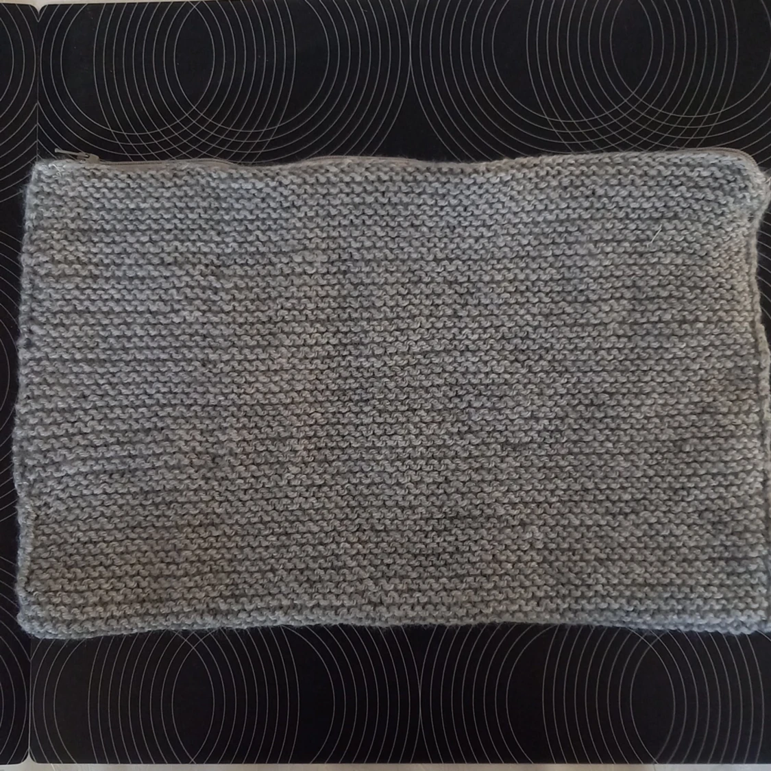 Ny stickat datorfodral i ljusgrått