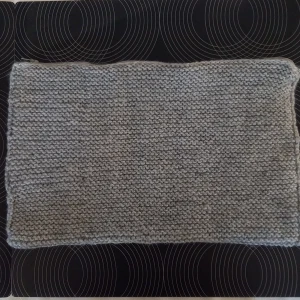 Ny stickat datorfodral i ljusgrått - Stickat datorfodral i ljusgrått. Blixtlås (dragkedja) och innerficka som syns på bild 2. Yttermått 34 cm × 23 cm. Passar en dator på max 29 cm x 21 cm dvs. en vanlig Chromebook. Datorväskan är oanvänd och unik. Pris 195 kr + frakt.