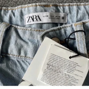 Slutsålda Zara jeans - Säljer ett par slutsålda jeans från zara då de tyvärr är för små Superfin färg och helt oanvända, endast testade🤍 tveka inte att skriva vid frågor eller intresse att köpa🫶🏼   