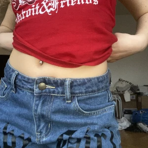 lågmidjade jeans - coola lågmidjade jeans med trycket ”babygirl” där framme! passa på att köp nu när frakten är halverad på allt!! passar xs/s