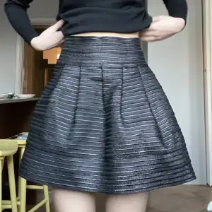 Cool svart kjol från LM LULU. Det ursprungliga priset för denna ligger på runt 4000-8000 kr. Därför säljer jag den för 2000 kr. Inga defekter och knappt använd🤍