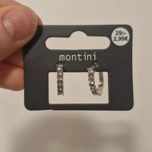 Silver örhängen  - Ett par nya örhängen från Ur & Penn. Oanvänt. Jag skickar med fri märke 12:-. Totalt 27:-