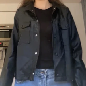Skinnjacka - Skinnjacka köpt från Nelly från märket Pieces. Jackan är i storlek S. Säljer för 200kr+60kr frakt💓💗