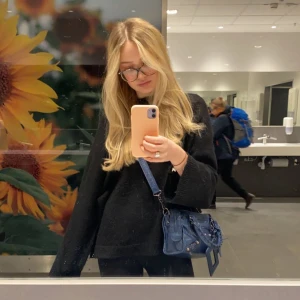 Svart stickad tröja - Svart stickad tröja från Gina tricot. Den är väldigt skön och ser fin ut, kommer inte till användning då jag inte gillar stickade kläder så mycket. Går att köpa direkt för 350 plus frakt :) köptes för 499 kronor tror jag.