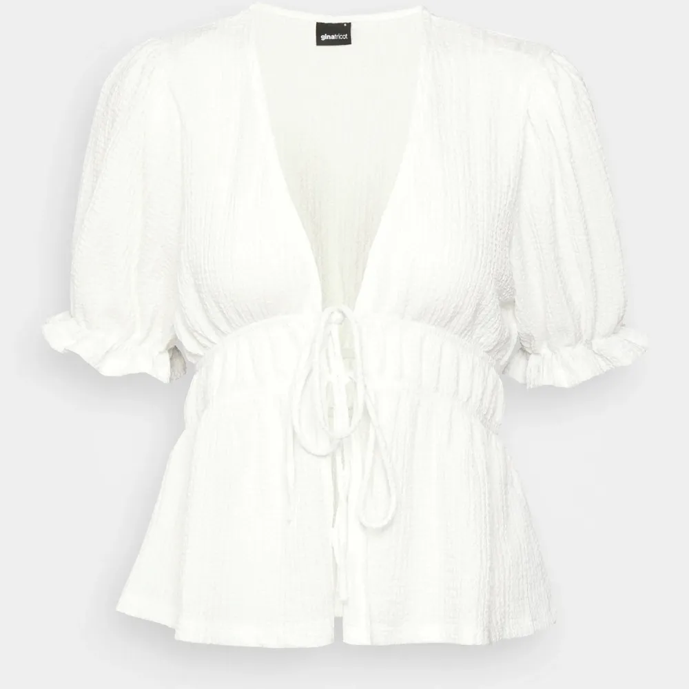 Säljer min jätte fina vita blus från Gina tricot som bara använts en gång💞Är XXS men sitter som XS. Blusar.