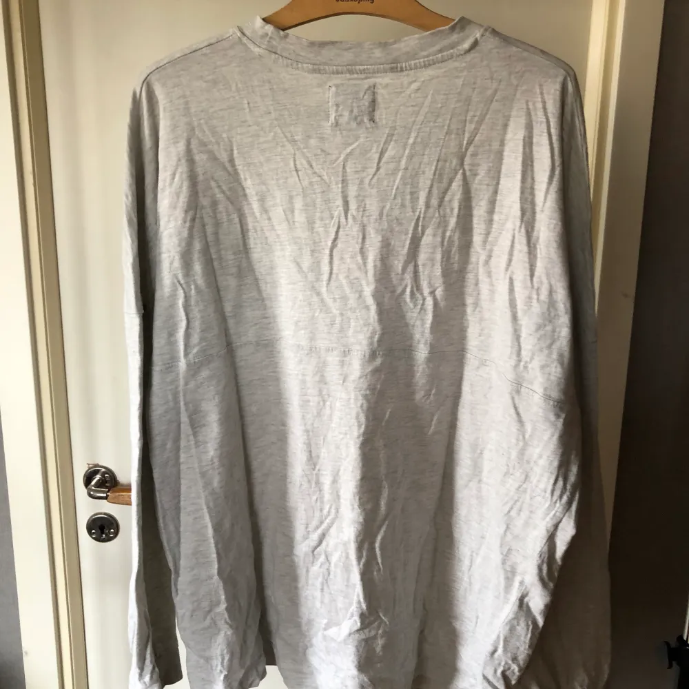 En grå långärmad tröja från lager 157. Är den storlek Xl. Använd ganska mycket men fortfarande i bra skick. Finns djur i hemmet. . T-shirts.