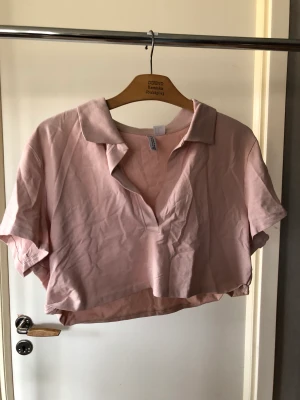 Topp - En topp från lager 157 i storlek XL. Man kan ha den över en klänning eller bara så som den är. Oanvänd då den är lite för urringad för min smak. Djur finns i hemmet. 
