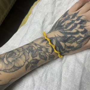 Makrame armband - ”Eye of sunshine” handgjorda serien med gul bommulstråd, mäter storlek S, 16,5cm runt handleden, 23cm från topp till tå. Passar fint tillsammans med något av armbanden i serien ”eye of sunshine”