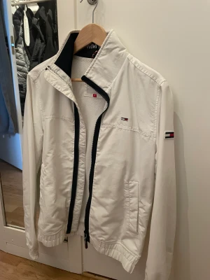 Tommy Hilfiger jacka  - Nyskick, använt den 2 gånger då den inte är min stil.  Kan skickas om du står för frakten.