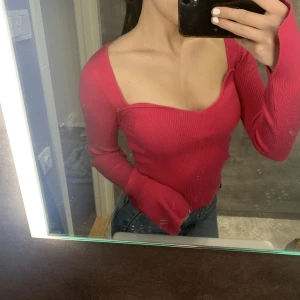 Rosa grina tricot topp - Jätte fin rosa topp från Gina Tricot i storlek S, använd fåtal gånger så är i nyskick💕 Slit framme vid ärmarna 