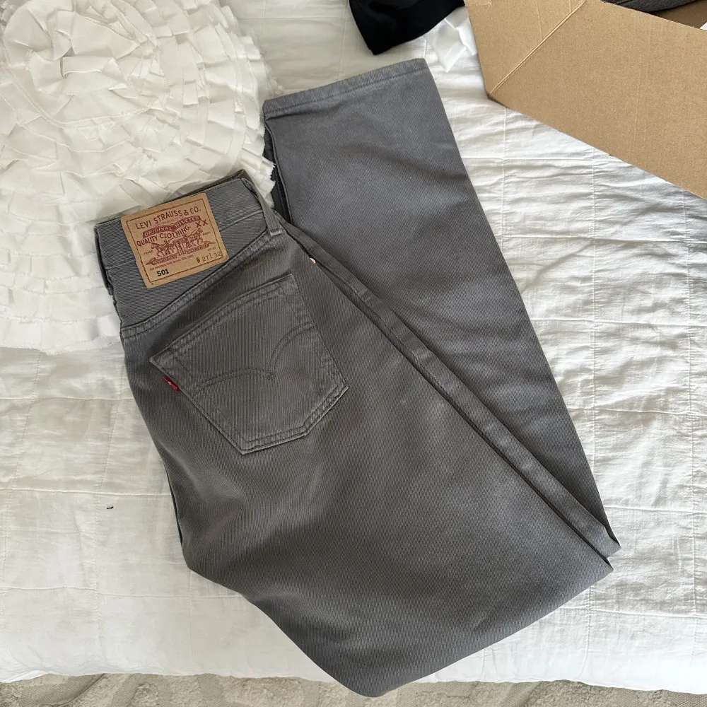 Gråa straight leg Levis 501 or i storlek W27L32 <3 går att ha midwaist eller dra ner dom om man vill ha dom mer lågmidjat. Köpta för 900🫶. Jeans & Byxor.