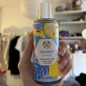 The body shop body mist - Super god & fräsch Hair & Body mist från the body shop som knappt hunnit bli använd (se bild 2)🥰 ÄLSKAR DENNA men har för mkt parfymer. Doftar fräscht, citrus, varma noter & verkligen som att vara utomlands! Tror denna doften passar många 💓