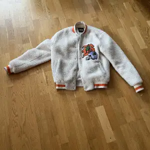 Varsity jacka Bomber Jacka Inga hål eller liknande. Iprincip ny.  Xs herr 