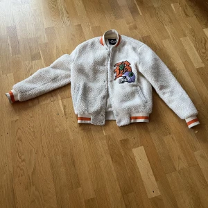 Varsity jacka - Varsity jacka Bomber Jacka Inga hål eller liknande. Iprincip ny.  Xs herr 