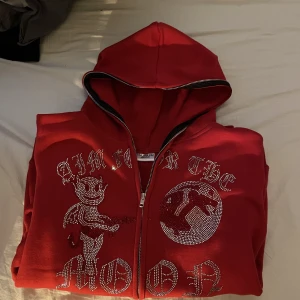 Rhinestone Hoddie - Säljer aimforthemoon hoddie som jag precis fick hem. Säljs pga för liten