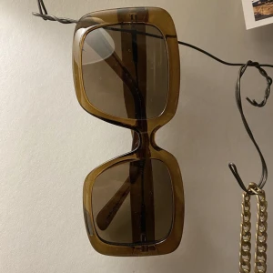 Solglasögon  - Från mango aldrig använda 