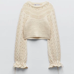 Stickad tröja - Säljer denna superfina stickade tröja då den inte längre kommer till användning. Löpt på Zara för 800kr för ca 8 månader sedan. Endast använd 2 gånger. Nyskick💕 TRYCK EJ PÅ KÖP NU om vi ej kommit överens om det🙏