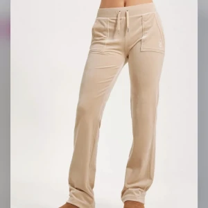 Juicy couture mjukisbyxor  - Säljer mina beiga juicy couture mjukisbyxor då dom aldrig används. Nästan aldrig använda och är därför i mycket gott skick. Köptes för 1200 på Nelly.