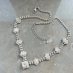 Halsband  - Halsband med diamanter som ej är äkta.💎hela halsbandet är 48 cm men går att justera, kan som kortast vara 42cm.