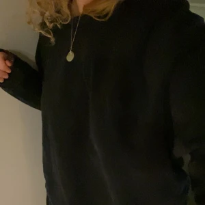 Levis sweatshirt  - Svart basic Levis tröja som funkar till det mesta  Hade inte de bästa bilderna så de är bara o skriva för fler bilder❤️‍🔥