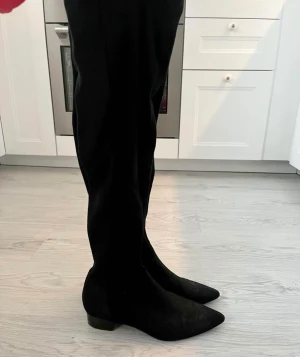 Overkneestövlar - Overkneestövlar från Zara som är mycket sparsamt använda så i väldigt gott skick!