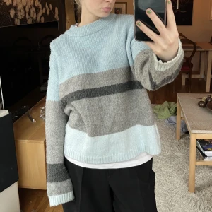 Stickad tröja - Blå stickad tröja från NA-KD. Köpt för några år sedan men bra skick!🙌