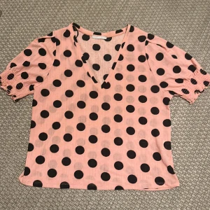Topp i god skick  - Gammalrosa & prickig. 