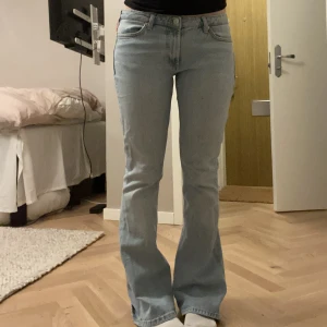 Lowwaist jeans - Säljer dessa jättesnygga lowwaisted bootcut jeans från zara💗Sparsamt använda men de har en viss slitning som knappt syns längst ner i sömmen. Midjemått är 85 och jag är 170 och man borde nog inte vara kortare. Säljes pga att de är lite för stora!🫶