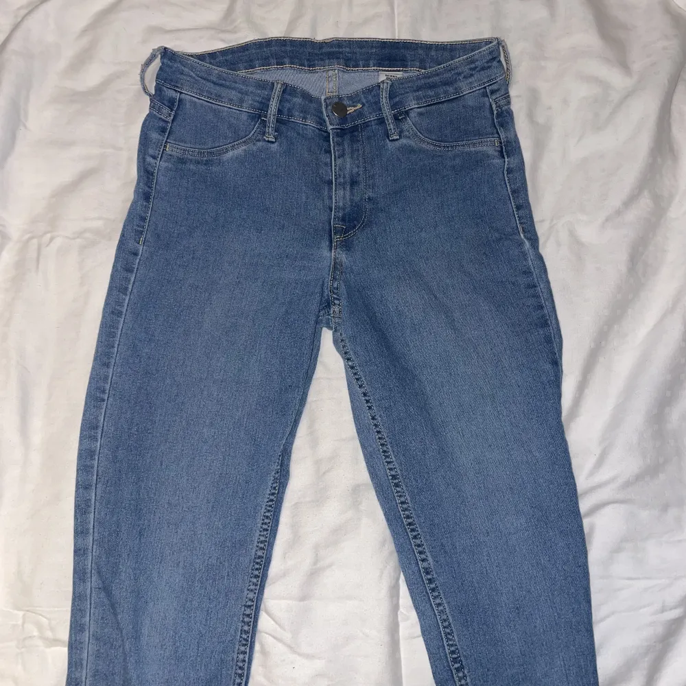 Blåa jeans i modellen ”Skinny Ankle” från H&M. Storlek 27. . Jeans & Byxor.