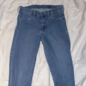Blåa jeans i modellen ”Skinny Ankle” från H&M. Storlek 27. 